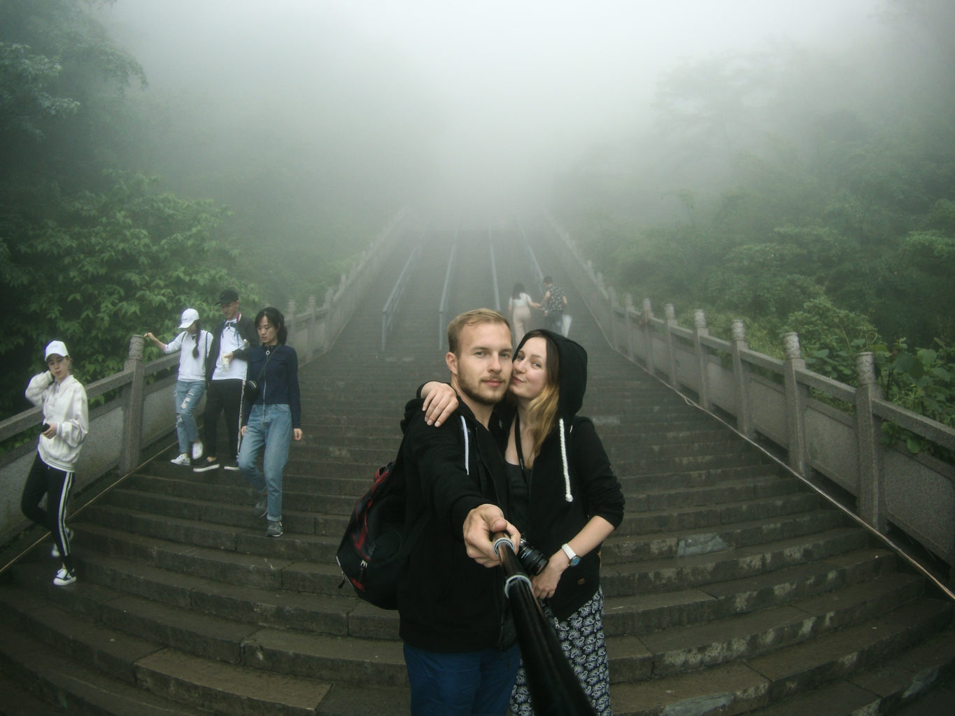 Gdzieś tam za nami jest charakterystyczny otwór góry Tianmen